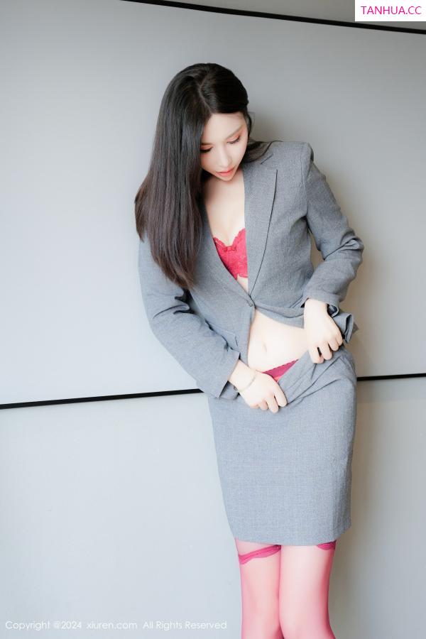 薛曼柔  [XiuRen]高清写真图 2024.08.05 No.8967 曼柔 丝袜美腿第14张图片